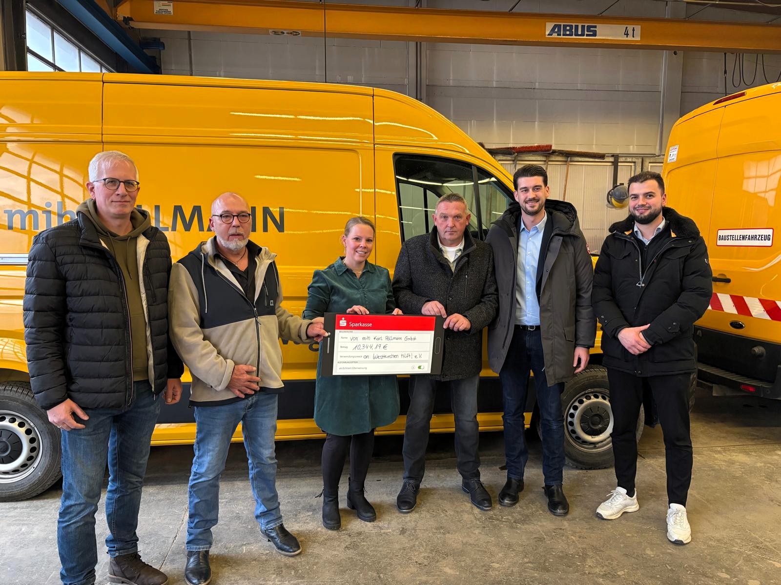 Auf dem Bild von links nach rechts: Jürgen Deitermann ( Westkirchen hilft! e.v. ) Mitarbeiter Andreas Schulze Sutthoff, Sandra Muckelmann ( Westkirchen hilft! e.v.), Mitarbeiter Heiner Glanemann, Ilhan Brcvak (Geschäftsführer mih Holding) und Aldin Idrizovic (stellvertretender Geschäftsführer )